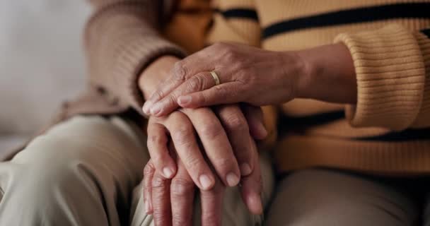Senior, Paar und Hände für Empathie auf dem Sofa mit Unterstützung, Trauer und Komfort im Wohnzimmer des Hauses. Alte Menschen, Mann und Frau mit Liebe und Umarmung für Geborgenheit, Mitgefühl und Mitgefühl auf der Couch. - Filmmaterial, Video