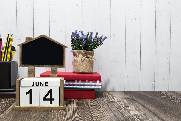 14 мая календарная дата текст на белом деревянном блоке с канцелярскими принадлежностями на деревянном столе. Концепция даты календаря. - Фото, изображение