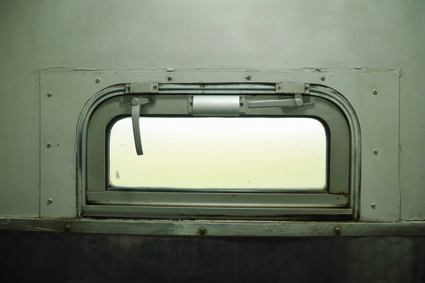 Fenster zur Luftzirkulation in Toiletten in Eisenbahnwaggons. - Foto, Bild