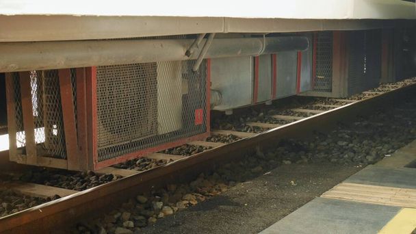 Наружные кондиционеры в поездах расположены внизу вагонов. - Фото, изображение