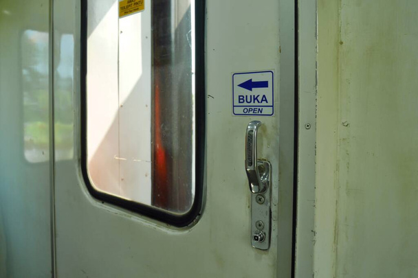 La manija de la puerta que se abre deslizándose en el extremo del vagón de ferrocarril. - Foto, imagen