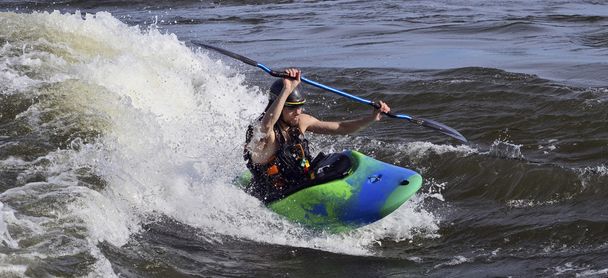 kayakers nas corredeiras
 - Foto, Imagem