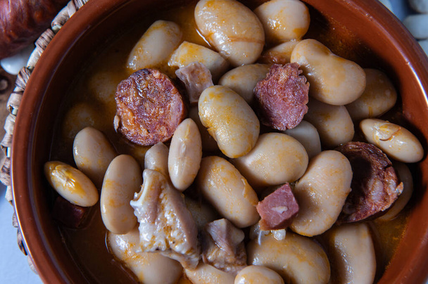 "El judion de La Granja "tyypillinen ruoka Segoviasta, resepti seepialla (Catilla y Leon Espanja) - Valokuva, kuva