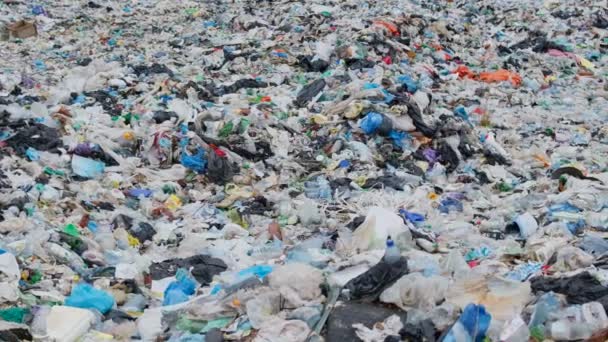 Berg grote afvalberg en vervuiling, Stapel stank en giftig residu. Het probleem van milieuvervuiling met kunststofafval. Het probleem van de afvalverwijdering. - Video