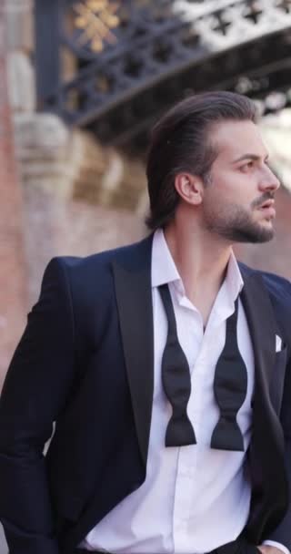 proyecto video de elegante hombre de negocios caminando con las manos en los bolsillos, mirando a un lado, tocando la barbilla, pensando y el traje de fijación - Metraje, vídeo