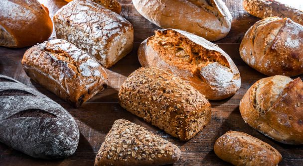 Ассорти хлебобулочных изделий, в том числе хлеба и рулонов - Фото, изображение