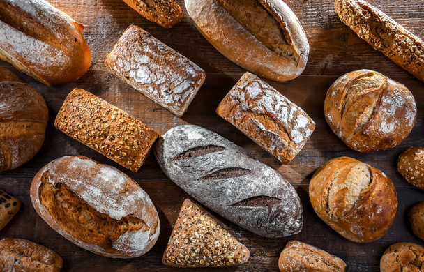 Асорті хлібобулочних виробів, включаючи хліб і рулони
 - Фото, зображення