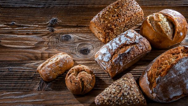 Ассорти хлебобулочных изделий, в том числе хлеба и рулонов - Фото, изображение