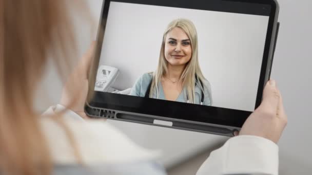 Διαβούλευση με ένα γιατρό μέσω κάμερας στο βίντεο chat στο tablet. Online πρόσβαση μέσω του Διαδικτύου απευθείας από το σπίτι. Online ιατρική φροντίδα ενός οικογενειακού γιατρού. Τεχνολογία για να βοηθήσει. Υψηλής ποιότητας 4k πλάνα - Πλάνα, βίντεο