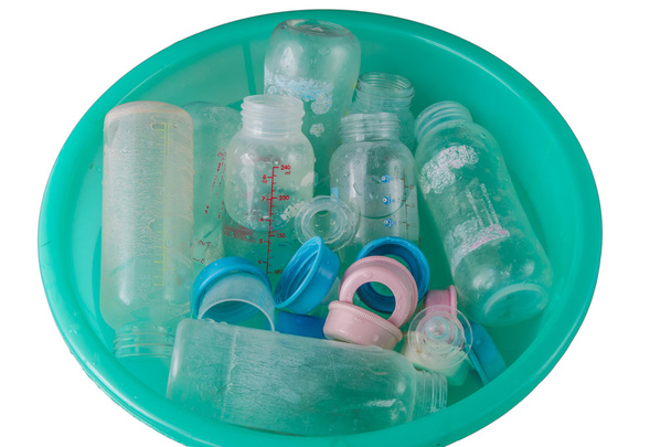Garrafas em um balde de plástico
 - Foto, Imagem