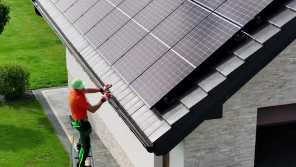 Φωτοβολταϊκά ηλιακά πάνελ Installer Εκτελώντας Εξέταση. Θέμα της βιομηχανίας ανανεώσιμων πηγών ενέργειας. - Πλάνα, βίντεο