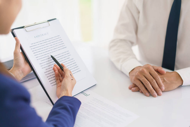 Адвокатська жінка пояснює діловий контракт і дає консультації юридичний договір з бізнесменом. - Фото, зображення