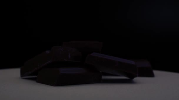 dedos pegar um pedaço de chocolate como ele gira em uma bandeja - Filmagem, Vídeo