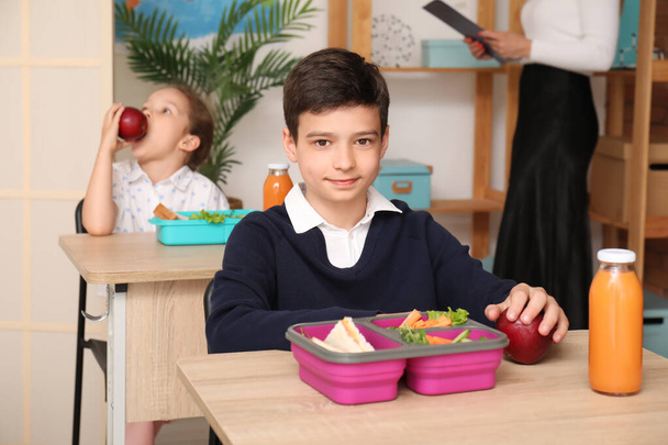 Menino almoçando na sala de aula - Foto, Imagem