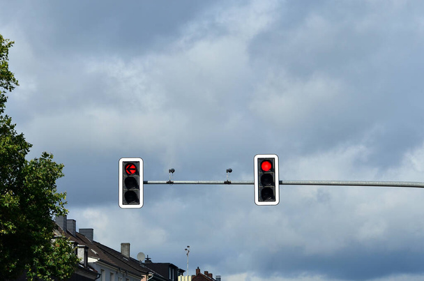 Um semáforo paira sobre um poste na Europa - Foto, Imagem