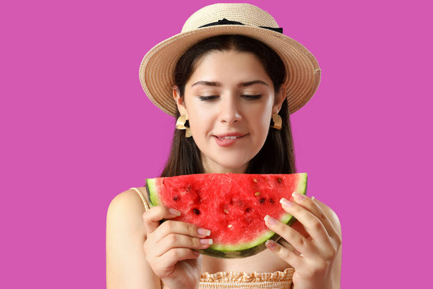Mladá žena se sladkým melounem na fialovém pozadí, detailní záběr - Fotografie, Obrázek
