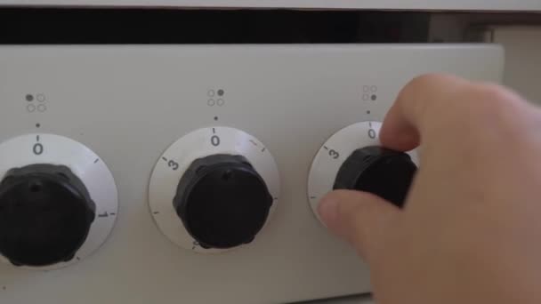 La mano de las mujeres enciende la cocina eléctrica para cocinar arroz. primer plano, ajustando la temperatura de una placa eléctrica - Metraje, vídeo