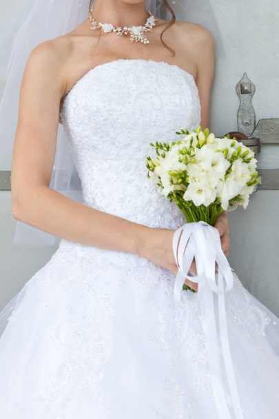 The bride has control over a bouquet - Foto, imagen