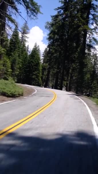 POV lövés a jármű elejére erősített kameráról, amely gyönyörű, üres utakon halad át a hegyekben. - Felvétel, videó