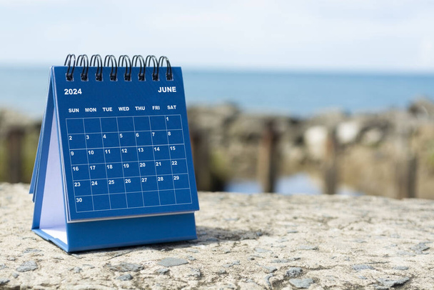 Календарь Голубого июня 2024 года на размытом фоне голубого океана. Новогодняя концепция 2024 года - Фото, изображение