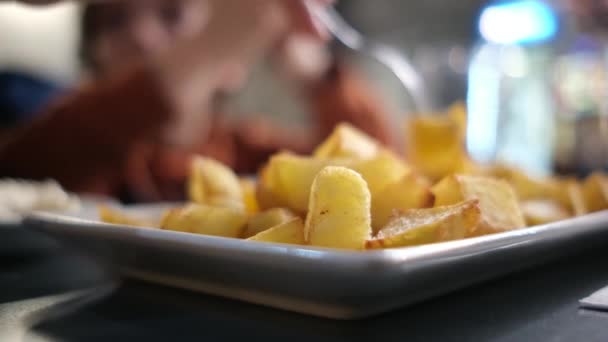 primer plano vista de patatas fritas plato blanco - Imágenes, Vídeo