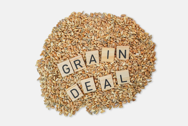 Ізольовані зерна пшениці з літерами "Зернова угода", українська криза продовольчої нестабільності - Фото, зображення