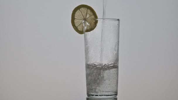 Sprudelndes kaltes Sodawasser in Gläser gegossen - Filmmaterial, Video