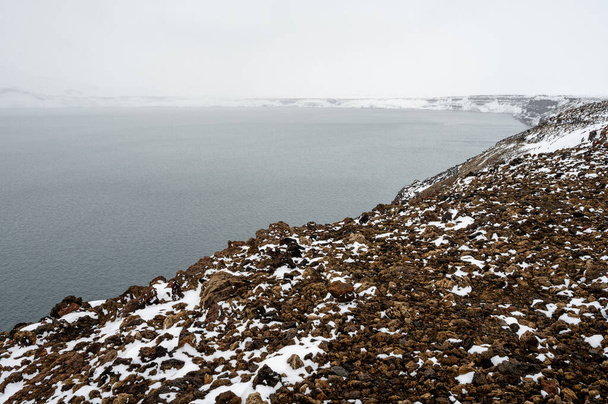 Askja Κρατήρας και λίμνη στο Vatnajokull Εθνικό Πάρκο, Ισλανδία σε χιονισμένο φθινόπωρο απόγευμα. - Φωτογραφία, εικόνα
