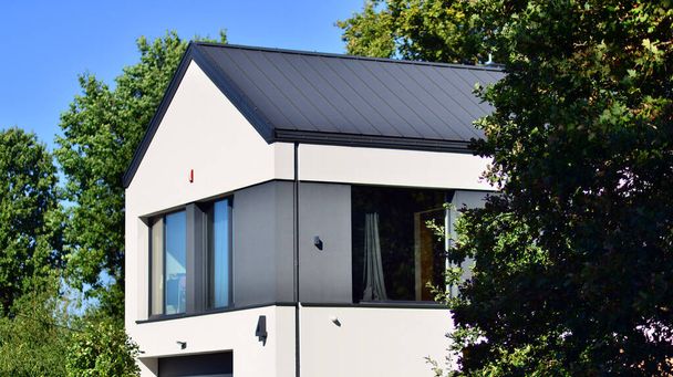 Luxo imobiliário casa de família única com fachada moderna. Vista durante o dia ensolarado. - Foto, Imagem