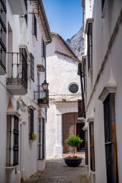 Grazalema mittelalterliche Straßen und weiße Häuser an einem schönen sonnigen Tag. - Foto, Bild
