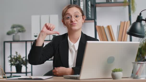 Nesnáším. Rozrušená běloška pracující na notebooku u kancelářských palců gestikuluje dolů, vyjadřuje nespokojenost a nesouhlas s neuspokojenou špatnou prací. Nespokojená vážná dívka na volné noze - Záběry, video