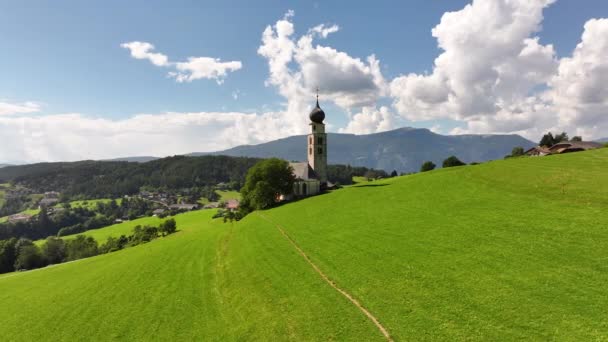 Letecký letní pohled na kostel sv. Valentýna, Castelrotto, Dolomity, Alpy, Bolzano, Jižní Tyrolsko Itálie Evropa - Záběry, video