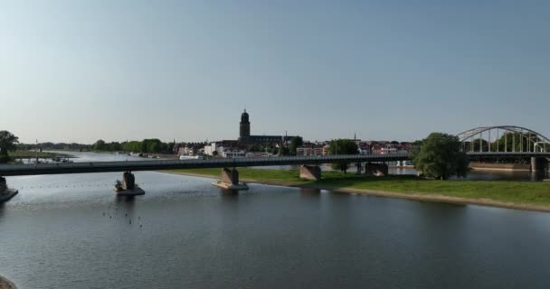 Widok z lotu ptaka z lotu ptaka na panoramę Deventer, przedstawiający kultowy Wilhelminabrug i rzekę Lebuinuskerk Ijssel oraz panoramę miasta. - Materiał filmowy, wideo