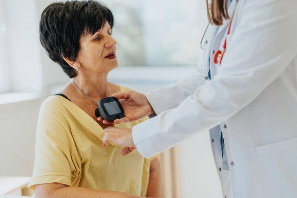 Ιατρικός Επαγγελματικός Έλεγχος του καρδιακού ρυθμού της ηλικιωμένης γυναίκας στην κλινική - Φωτογραφία, εικόνα