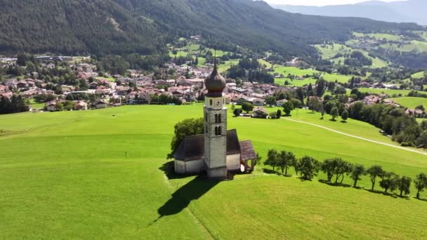Vista aérea de verano de la Iglesia de San Valentín, Castelrotto, Dolomitas, Alpes, Bolzano, Tirol del Sur Italia Europa - Metraje, vídeo