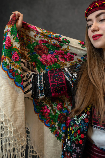 bonita dama en ropa nacional ucraniana con un pañuelo aislado en el fondo oscuro, folklore nacional ropa étnica - Foto, imagen