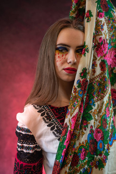 ukrán fiatal nő visel vyshyvanka hagyományos ukrán ruházat fekete alapon. Folklór és etnikai ruházat - Fotó, kép