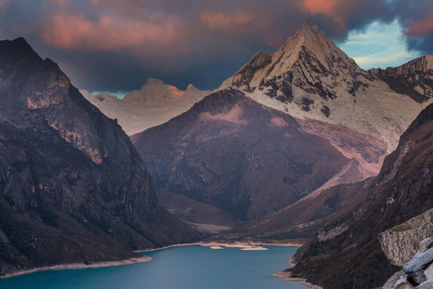 Piękne krajobrazy górskie w Cordillera Blanca, Peru, Ameryka Południowa - Zdjęcie, obraz