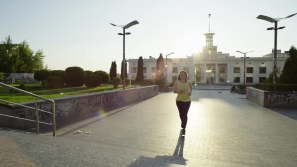 Dedicazione oltre i limiti: superare le sfide con l'allenamento all'alba urbana di una donna coraggiosa su un percorso di fitness. Filmati 4k di alta qualità - Filmati, video