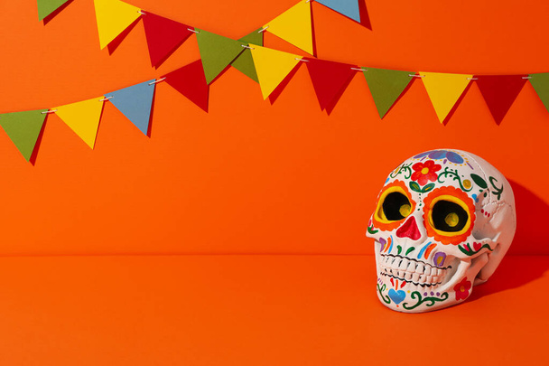 Μεξικάνικο κρανίο σε πορτοκαλί φόντο, χώρος για κείμενο - Φωτογραφία, εικόνα