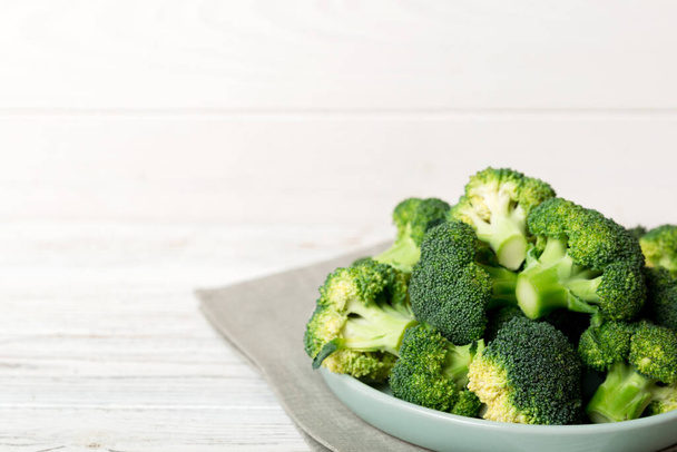 Brokoli taze yeşil brokoliyi renkli arka planda kasede. Kapatın. Taze sebze.. - Fotoğraf, Görsel