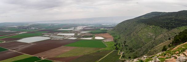 Vista panorámica desde el Monte Gilboa del campo circundante en Israel. - Foto, Imagen