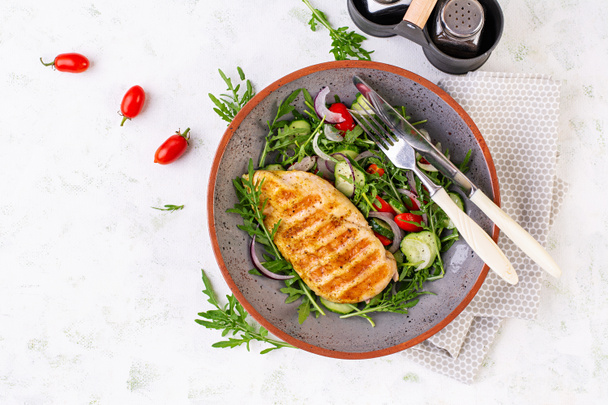 Жареное куриное филе и свежий салат. Здоровое меню на обед. Кето еда. Вид сверху - Фото, изображение