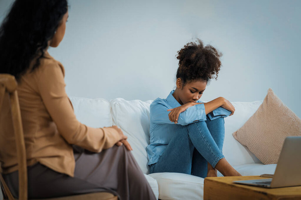 悲しいPTSDの女性は,心理学者,うつ病,または人生の失敗後の悲しみを伴う精神的健康のための重要な治療を受けています. 診療所の感情について心理学者と話す疲れ切ったトラウマの若い女性 - 写真・画像