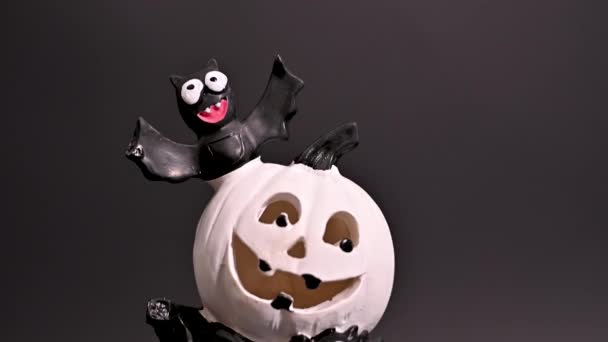 Festliches Halloween-Herzstück: Kürbis- und Fledermausskulptur mit Pilz - Filmmaterial, Video