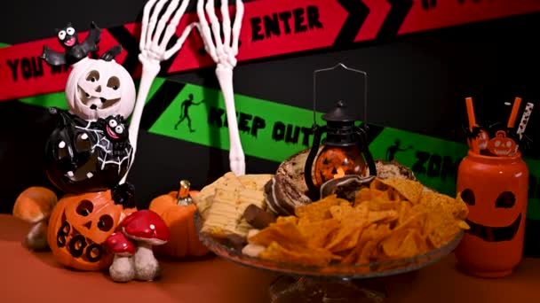 Mesa de postres de Halloween festiva: bocadillos, dulces y decoración - Imágenes, Vídeo