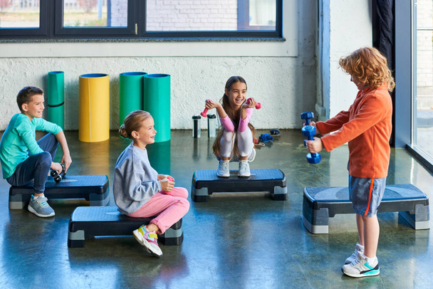 serdülő boldog gyerekek fitness lépegetők súlyzók mosolygó örömmel, gyermek sport - Fotó, kép