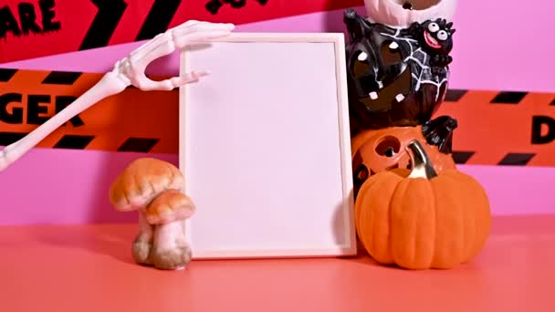 Gruseliger Halloween-Rahmen: Copy Space mit gruseligen Kürbissen und Warnbändern auf pastellfarbenem Hintergrund - Filmmaterial, Video
