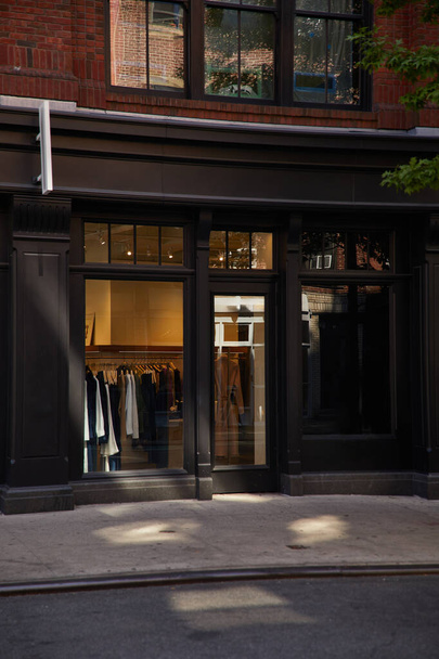 New York 'un alışveriş bölgesindeki kentsel caddede cam vitrinli moda butiği. - Fotoğraf, Görsel