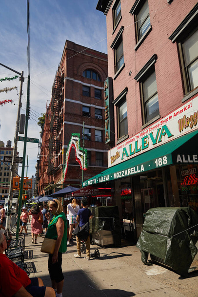 NEW YORK, USA - NOVEMBER 26, 2022: famous and oldest alleva cheese shop and pedestrians in manhattan - Фото, зображення